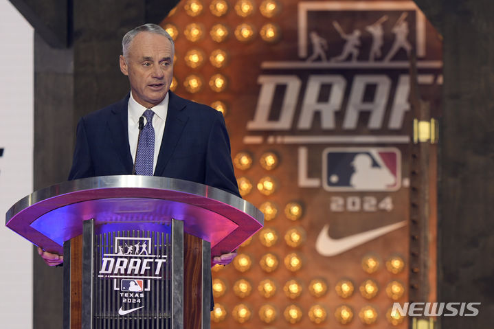 [텍사스=AP/뉴시스]롭 맨프레드 메이저리그 커미셔너가 15일(한국시각) 미국 텍사스주 포트워스에서 열린 MLB 드래프트에서 발언하고 있다. 2024.07.15.