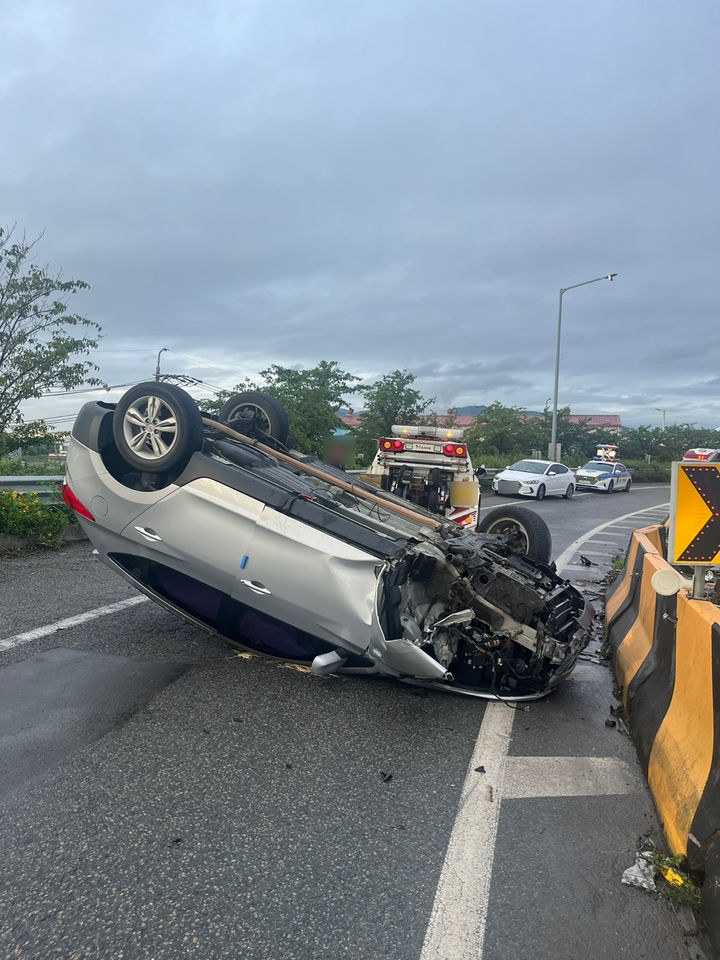 [부산=뉴시스] 15일 오전 부산 강서구 남해고속도로 제2지선 가락요금소 나들목 구간에서 A(70대)씨가 몰던 SUV 차량이 중앙분리대를 들이받고 전복됐다. (사진=부산경찰청 제공) 2024.07.15. photo@newsis.com *재판매 및 DB 금지