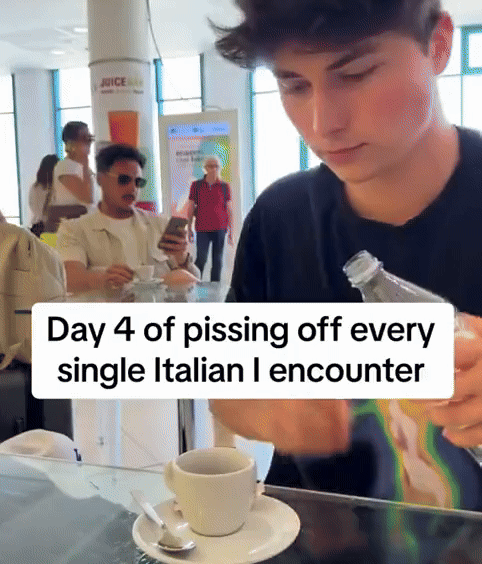 [서울=뉴시스] 온라인상에서는 '이탈리아 사람을 화나게 만드는 방법' 중 하나로 에스프레소에 물을 넣어 마시는 영상이 밈으로 퍼져있다(사진= 틱톡 갈무리) *재판매 및 DB 금지