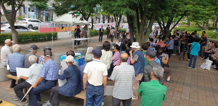 [진주=뉴시스] 사천시 축동·곤명·곤양·서포면 주민들이 15일 진주시청 앞 광장에서 진주시 내동면 블법쓰레기 반입금지 및 소각장 설치를 반대하는 집회를 열고있다. *재판매 및 DB 금지