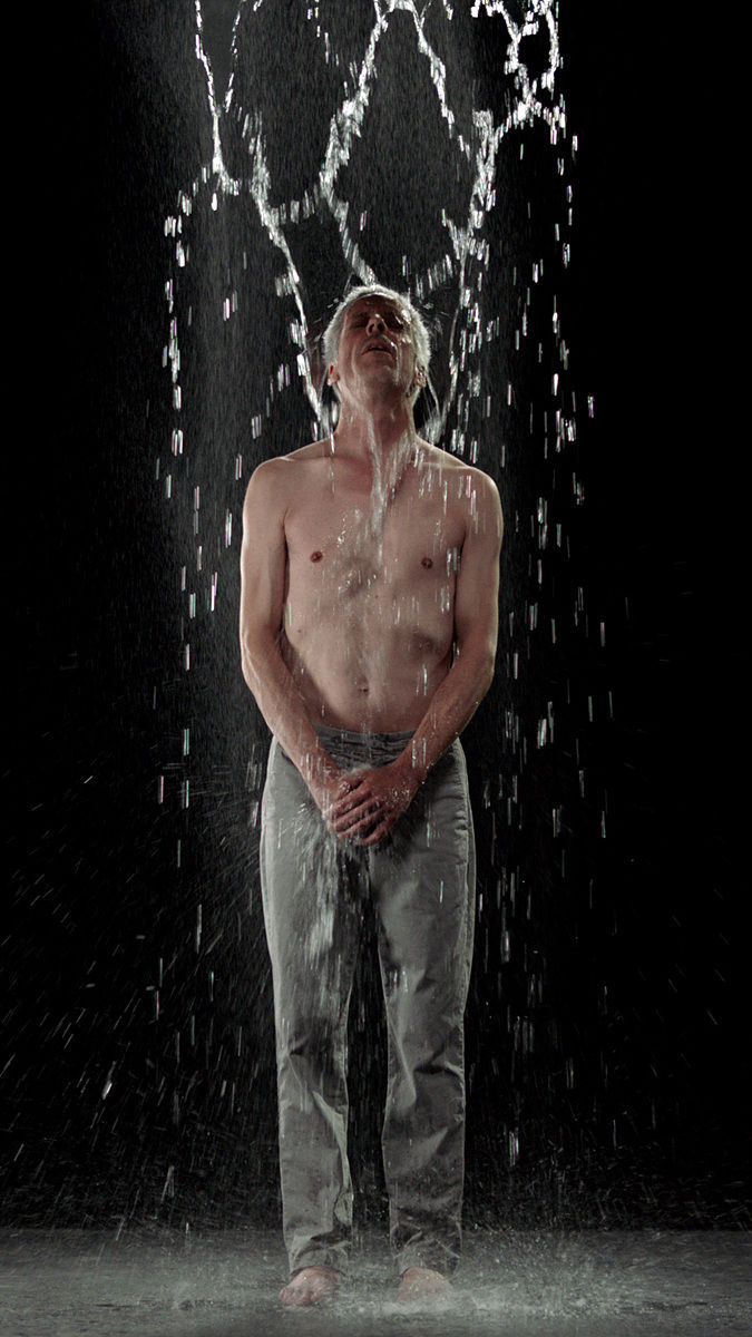 빌 비올라(1951-2024) 〈Inverted Birth〉 2014 Video/sound installation 8:22 minutes Color High-Definition video projection on screen mounted on wall in dark room Projected image size: 500 x 281 cm Performer: Norman Scott Courtesy Bill Viola Studio © Bill Viola 사진: Kira Perov *재판매 및 DB 금지