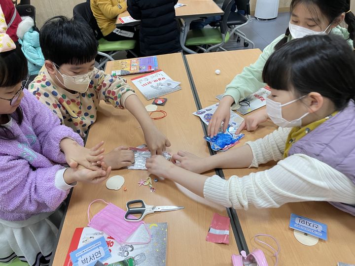 [대구=뉴시스] 대구 대현도서관 독서교실 운영 사진. (사진=행복북구문화재단 제공) 2024.07.15. photo@newsis.com *재판매 및 DB 금지