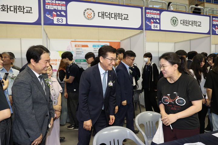 윤건영 충북도교육감(앞줄 가운데)이 15일 청주 모 체육관에서 열린 대입박람회에 참석한 학부모와 대화를 나누고 있다.(사진=충북교육청 제공).2024.07.15.photo@newsis.com 