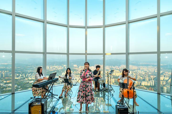 '오픈 스테이지 in 서울스카이'의 지난해 8월 공연 모습 *재판매 및 DB 금지