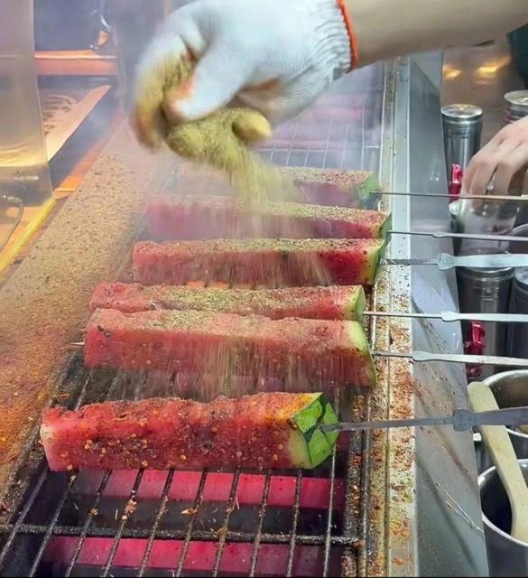 [서울=뉴시스] 14일 홍콩 사우스차이나모닝포스트(SCMP)에 따르면 중국인들의 바비큐 음식에 대한 사랑은 창의성 면에서 새로운 차원에 도달했다. (사진=SCMP 보도 갈무리) *재판매 및 DB 금지