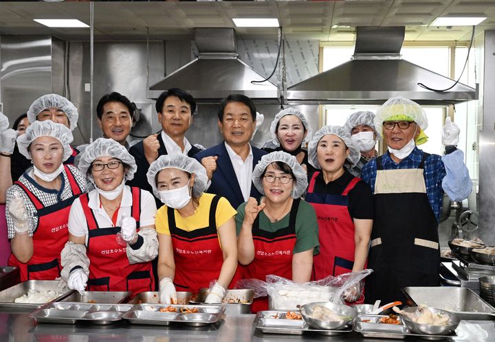 [울산=뉴시스] 15일 서동욱 울산 남구청장과 이상기 남구의회 의장이 초복맞이 삼계탕 나눔행사가 열린 선암호수노인복지관을 방문해 자원봉사자들을 격려한 뒤 기념촬영을 하고 있다. (사진=울산 남구 제공) 2024.07.15. photo@newsis.com *재판매 및 DB 금지