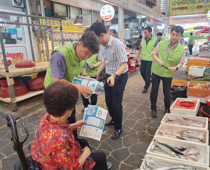 [진주=뉴시스]한국남동발전, '폭염·폭우' 대비 국민행동요령 홍보캠페인. *재판매 및 DB 금지