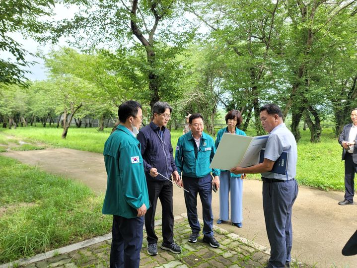 [창원=뉴시스] 강경국 기자 = 정현섭 경남 창원시 진해구청장이 15일 웅동수원지 벚꽃단지 조성 사업 예정지를 방문해 현장을 점검하고 있다. (사진=창원시청 제공). 2024.07.15. photo@newsis.com *재판매 및 DB 금지