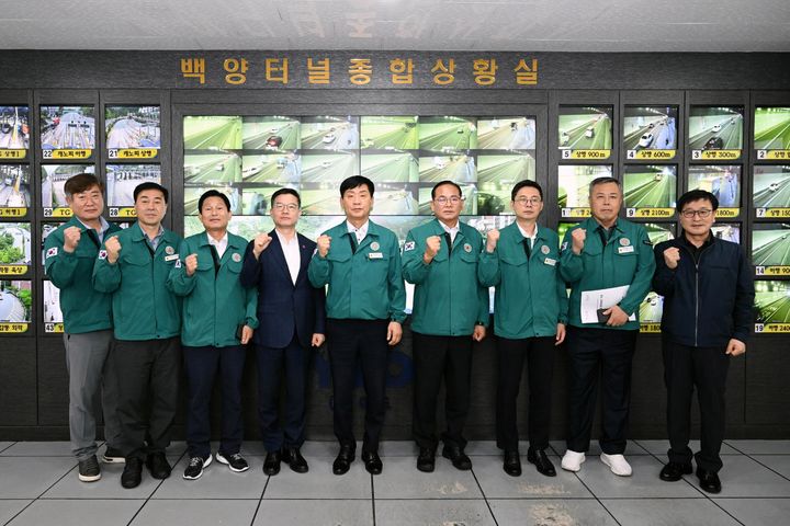 [부산=뉴시스] 부산시의회 건설교통위원회는 15일 백양터널 상황실을 현장방문헀다. (사진=부산시의회 제공) 2024.07.15. photo@newsis.com *재판매 및 DB 금지