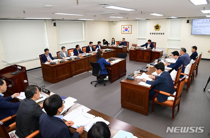 [창원=뉴시스]15일 경남도의회 경제환경위원회실에서 제416회 임시회 제1차 경제환경위원회 회의가 열리고 있다.(사진=경남도의회 제공) 2024.07.15. photo@newsis.com
