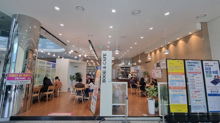 [고흥=뉴시스] 고흥군청 내 마련된 북카페. photo@newsis.com *재판매 및 DB 금지