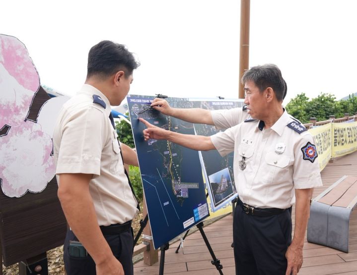 [부산=뉴시스] 15일 부산 강서구 대항전망대에서 김조일(오른쪽) 부산소방재난본부장이 가덕도 신공항 사업부지를 확인하고 있다. (사진=부산소방재난본부 제공) 2024.07.15. photo@newsis.com *재판매 및 DB 금지
