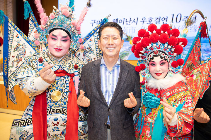 김장호 구미시장이 중국 웨이난시 전통 공연단과 기념사진을 찍고 있다 (사진=구미시 제공) *재판매 및 DB 금지