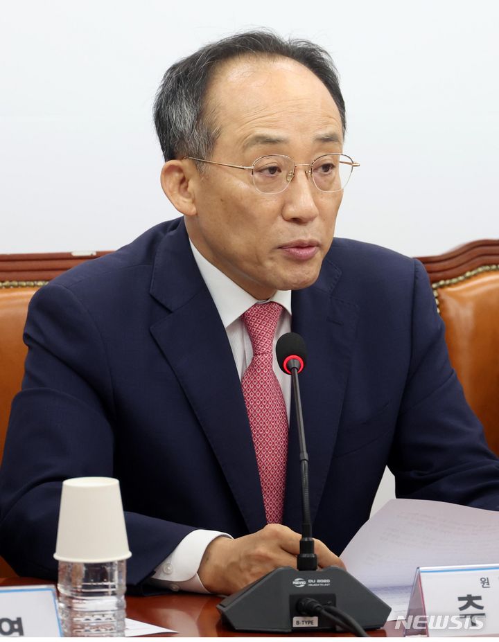 [서울=뉴시스] 조성봉 기자 = 추경호 국민의힘 원내대표가 15일 오전 서울 여의도 국회에서 열린 비상대책위원회의에서 발언을 하고 있다. 2024.07.15. suncho21@newsis.com