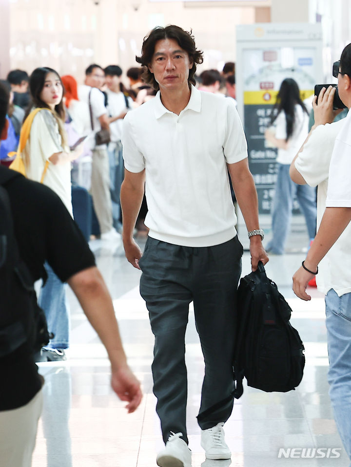 [인천공항=뉴시스] 김근수 기자 = 홍명보 신임 대한민국 축구국가대표팀 감독이 15일 오전 인천 중구 인천국제공항 제1여객터미널에서 외국인 국가대표 코칭스태프 선임 관련 업무차 출국을 하고 있다. 2024.07.15. ks@newsis.com