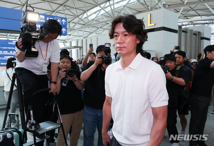 [인천공항=뉴시스] 김근수 기자 = 홍명보 신임 대한민국 축구국가대표팀 감독이 지난 15일 오전 인천 중구 인천국제공항 제1여객터미널에서 외국인 국가대표 코칭스태프 선임 관련 업무차 출국을 하고 있다. 2024.07.15. ks@newsis.com