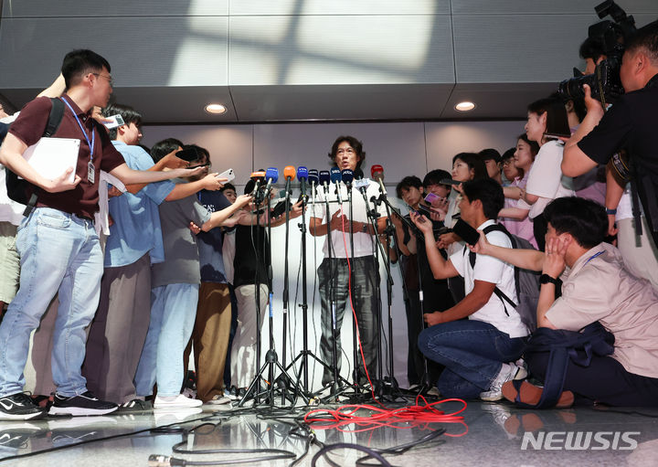 [인천공항=뉴시스] 김근수 기자 = 홍명보 신임 대한민국 축구국가대표팀 감독이 15일 오전 인천 중구 인천국제공항 제1여객터미널에서 외국인 국가대표 코칭스태프 선임 관련 업무차 출국 전 취재진 질문에 답하고 있다. 2024.07.15. ks@newsis.com