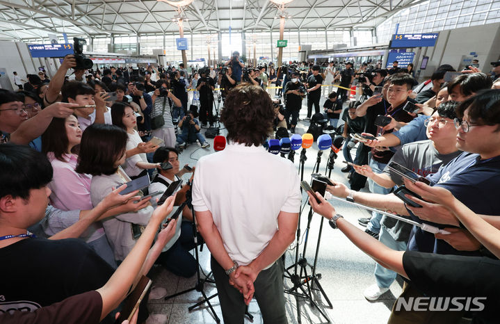 [인천공항=뉴시스] 김근수 기자 = 홍명보 신임 대한민국 축구국가대표팀 감독이 15일 오전 인천 중구 인천국제공항 제1여객터미널에서 외국인 국가대표 코칭스태프 선임 관련 업무차 출국 전 취재진 질문에 답하고 있다. 2024.07.15. ks@newsis.com