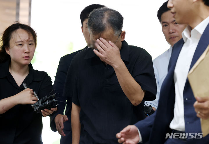 [서울=뉴시스] 추상철 기자 =&nbsp;&nbsp; 화천대유자산관리 대주주 김만배씨로부터 부정한 청탁을 받고 대장동 개발 관련 유리한 기사를 보도할 수 있도록 한 혐의를 받는 전직 언론인 2명의 재판이 오는 31일 시작된다. 사진은 김씨와 돈거래를 한 의혹을 받고 있는 전 한겨레신문 부국장 석모씨가 지난해 7월15일 오전 서울 서초구 서울중앙지방법원에서 '대장동 개발 특혜 혐의'와 관련 구속전 피의자 심문(영장실질심사)를 받기 위해 법정으로 향하는 모습. 2024.07.15. scchoo@newsis.com