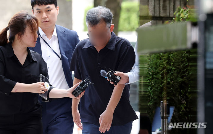 [서울=뉴시스] 추상철 기자 = 화천대유자산관리 대주주 김만배 씨와 돈거래를 한 의혹을 받고 있는 전 한겨레신문 부국장 석모씨가 지난해 7월 서울 서초구 서울중앙지방법원에서 '대장동 개발 특혜 혐의'와 관련 구속전 피의자 심문(영장실질심사)를 받기 위해 법정으로 향하고 있다. 2024.07.15. scchoo@newsis.com