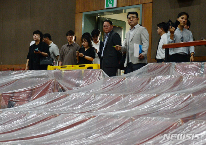 [전주=뉴시스] 김얼 기자 = 김종훈(가운데) 전북특별자치도 경제부지사와 전북지역 기자들이 15일 전북 전주시 전북대학교에서 열린 세계한인비즈니스대회 개최 D-99 프레스데이에 참석해 장내를 살펴보고 있다. 2024.07.15. pmkeul@newsis.com