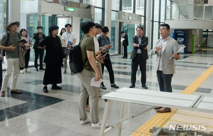 [전주=뉴시스] 김얼 기자 = 김종훈(가운데) 전북특별자치도 경제부지사와 전북지역 기자들이 15일 전북 전주시 전북대학교에서 열린 세계한인비즈니스대회 개최 D-99 프레스데이에 참석해 장내를 살펴보고 있다. 2024.07.15. pmkeul@newsis.com