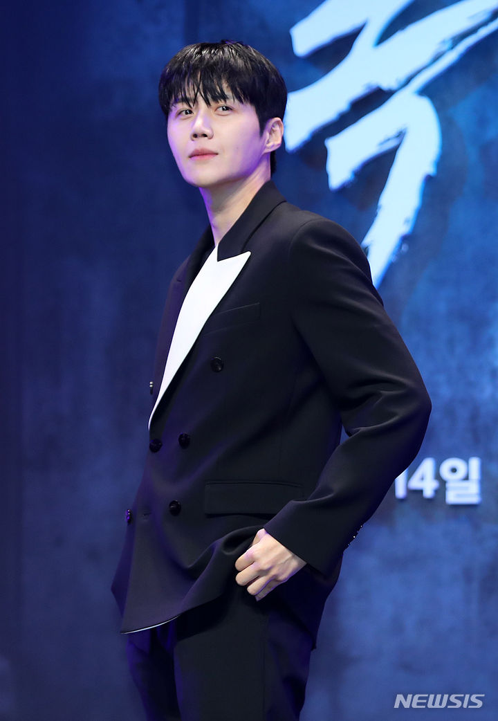 [서울=뉴시스] 김혜진 기자 = 배우 김선호가 15일 오전 서울 강남구 그랜드 인터컨티넨탈 서울 파르나스에서 열린 디즈니+ 오리지널 시리즈 '폭군'(감독 박훈정) 제작보고회에서 포즈를 취하고 있다. 2024.07.15. jini@newsis.com