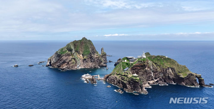 [독도=뉴시스] 김선웅 기자 = 15일, 동해 상공에서 바라본 독도 서·동도의 모습. 2024.07.15. mangusta@newsis.com