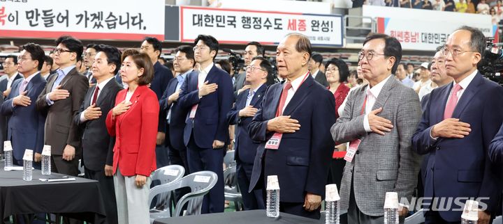 [천안=뉴시스] 조성봉 기자 = 황우여 국민의힘 비대위원장과 추경호 원내대표, 서경수 선관위원장을 비롯한 당 대표 후보들이 15일  오후 충남 천안시 유관순체육관에서 열린 국민의힘 제4차 전당대회 대전·세종·충북·충남 합동연설회에서 묵념을 하고 있다. 왼쪽부터 윤상현, 한동훈, 원희룡, 나경원 국민의힘 당대표 후보, 황 비대위원장, 서 선관위원장, 추 원내대표. 2024.07.15. suncho21@newsis.com