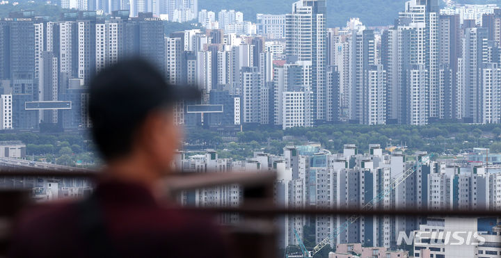 [서울=뉴시스] 추상철 기자 = 15일 오후 서울 용산구 남산에서 서울 도심 아파트가 보이고 있다.   은행권 주택담보대출이 1주일 만에 1조원대로 늘어났으나 은행 가계대출 잔액은 감소세로 돌아선 것으로 나타났다. 2024.07.15. scchoo@newsis.com