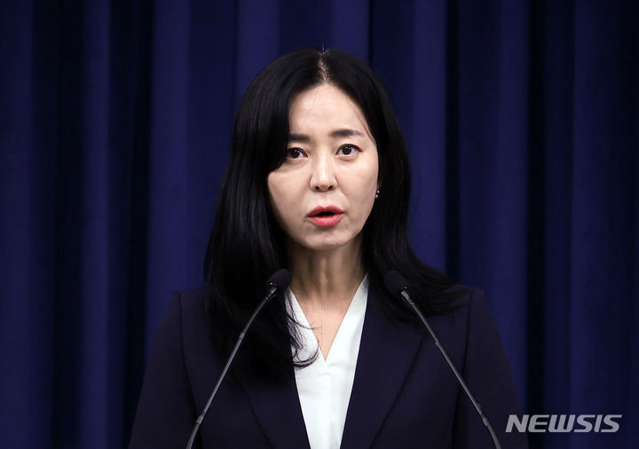 [서울=뉴시스] 최진석 기자 = 신임 대통령실 대변인으로 내정된 정혜전 홍보기획비서관실 선임행정관이 15일 서울 용산 대통령실 청사에서 대변인 내정 소감을 밝히고 있다. 2024.07.15. myjs@newsis.com