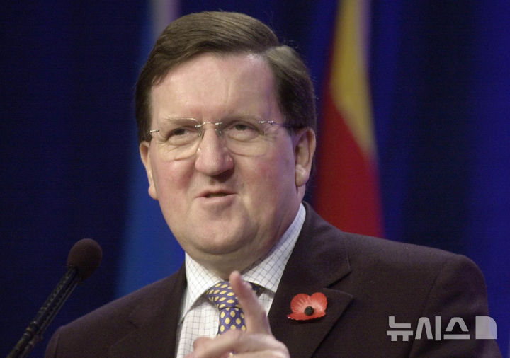 [AP/뉴시스] 나토(NATO) 사무총장을 지낸 영국 정치인 조지 로버트슨. 그는 14일(현지 시간) 키어 스타머 영국 정부가 국방에 대한 안일함으로 국가를 위험에 빠뜨리고 있다고 주장했다. (사진=뉴시스DB) 2026.04.15.