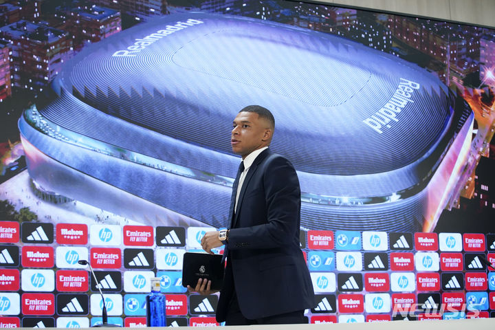 [마드리드=AP/뉴시스] 프랑스의 킬리안 음바페가 16일(현지시각) 스페인 마드리드 산티아고 베르나베우 경기장에서 열린 레알 마드리드 입단 기자회견을 마치고 퇴장하고 있다. 2024.07.16.