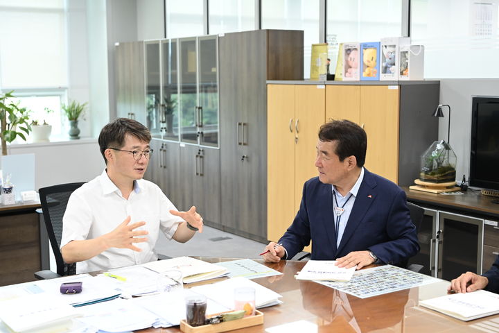 김충섭(오른쪽) 시장이 기획예산실을 찾아 주요 사업을 설명하고 있다 (사진=김천시 제공) *재판매 및 DB 금지