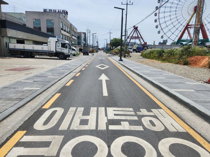 [당진=뉴시스] 지난달 개장을 완료한 충남 당진 삽교호관광지 보행환경 개선사업으로 양방향 통행이던 내부 도로가 일방통행으로 바뀌고 인도가 더 확장됐다. (사진=당진시 제공) 2024.07.16. *재판매 및 DB 금지