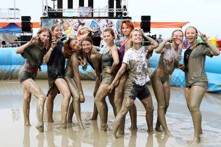 [보령=뉴시스] 지난 2019년 보령머드축제장을 찾은 외국인 관광객이 머드 체험 뒤 한데 모여 익살스러운 표정을 지으며 기념 촬영을 하고 있다. (사진=보령시 제공) 2024.07.16. *재판매 및 DB 금지