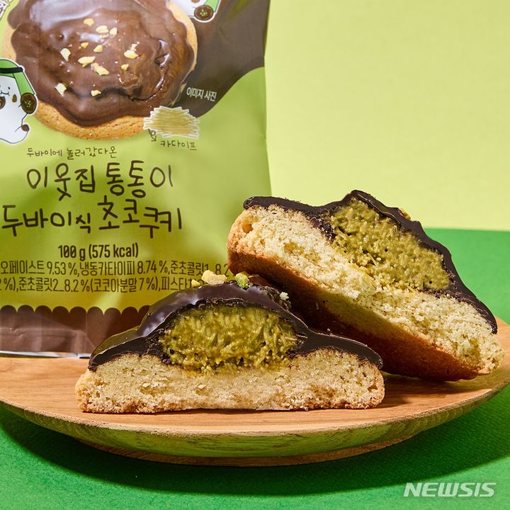 [서울=뉴시스]CU, 이웃집 통통이 두바이식 초코쿠키.2024.07.16.(사진=CU 제공)photo@newsis.com