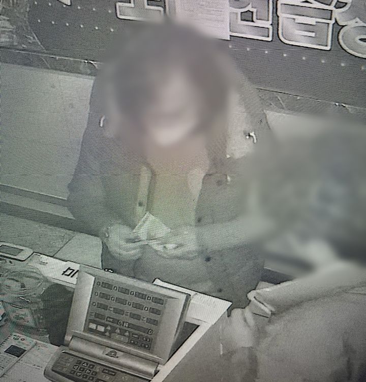 [청주=뉴시스] 안성수 기자 = A씨가 충북 청주지역 노래방 업주에게 돈을 갈취하는 모습. (사진=충북경찰청 제공) 2024.7.16. photo@newsis.com *재판매 및 DB 금지
