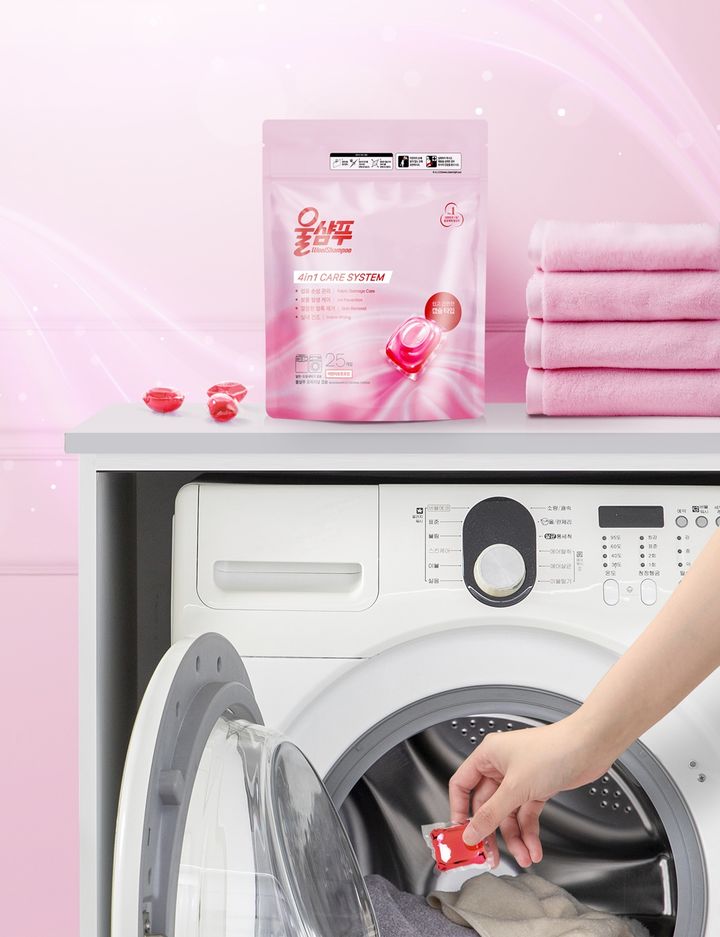 [서울=뉴시스] 생활뷰티기업 애경산업의 중성세제 브랜드 '울샴푸'에서 아끼는 옷을 간편하게 세탁해 주는 '오리지널 캡슐세제'를 출시했다고 16일 밝혔다. (사진=애경산업 제공) *재판매 및 DB 금지