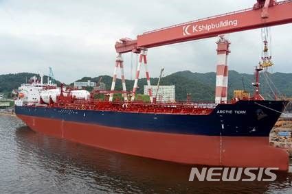 [창원=뉴시스]경남 창원특례시 진해구 케이조선이 건조한 5만t급 LNG 이중연료 추진 석유화학제품운반선.(사진=케이조선 제공) 2024.07.16. photo@newsis.com