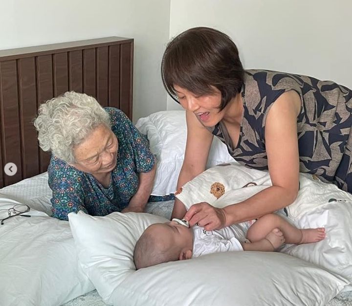 [서울=뉴시스] 이경실이 손자를 돌보고 있다. (사진=이경실 인스타그램) *재판매 및 DB 금지