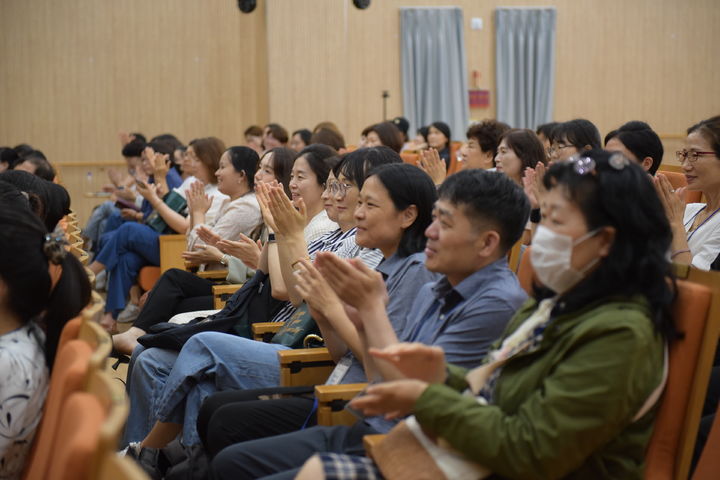 [경산=뉴시스] 대구사이버대학교는 제주도 제주혼디누림터에서 방학을 맞아 진로에 대한 이해 증진과 학생들의 학습 동기를 부여하기 위해 졸업생 취업특강 및 인공지능(AI) 전문가 특강을 열었다고 16일 밝혔다. (사진=대구사이버대 제공) 2024.07.16. photo@newsis.com *재판매 및 DB 금지