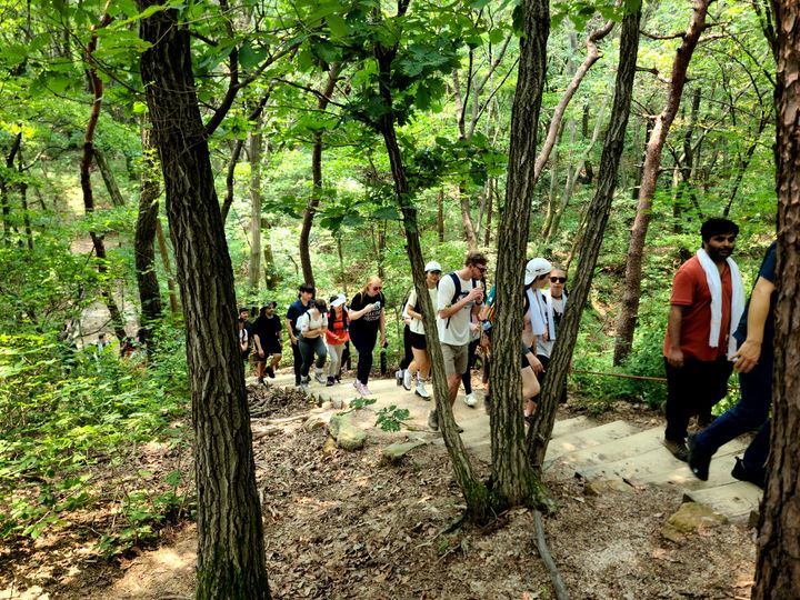 13일 '서울 도심 10대 명산 챌린지' 발대식에 참여한 외국인들이 북한산 둘레길을 오르고 있다. *재판매 및 DB 금지