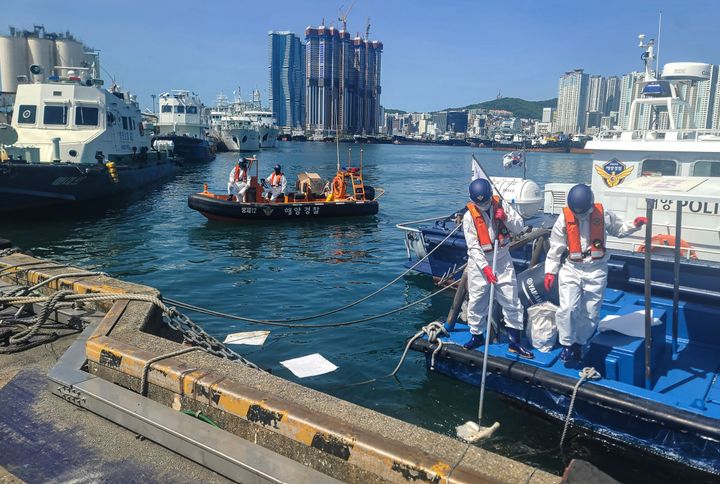 [부산=뉴시스] 지난 4월 부산 동구 북항5부두 폐유 누출사고 방제작업. (사진=남해해경청 제공) *재판매 및 DB 금지