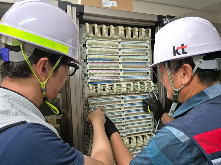 [대구=뉴시스] KT대구경북광역본부는 공동주택(아파트) 건물 내부 통신선로 케이블을 광케이블로 교체하는 통신망 품질개선 활동을 진행 중이다. (사진 = KT대구경북광역본부 제공) 2024.07.16. photo@newsis.com *재판매 및 DB 금지