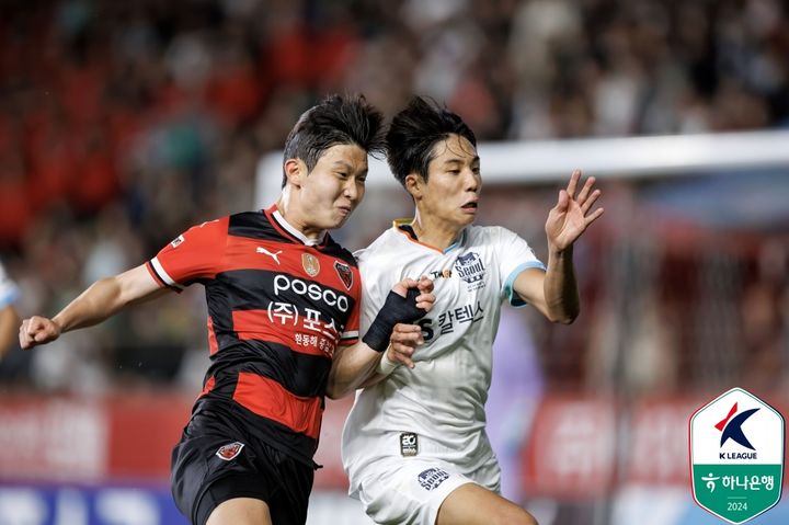 [서울=뉴시스] 프로축구 K리그1 포항 스틸러스의 윤민호(왼쪽), FC서울의 이승준. (사진=한국프로축구연맹 제공) *재판매 및 DB 금지