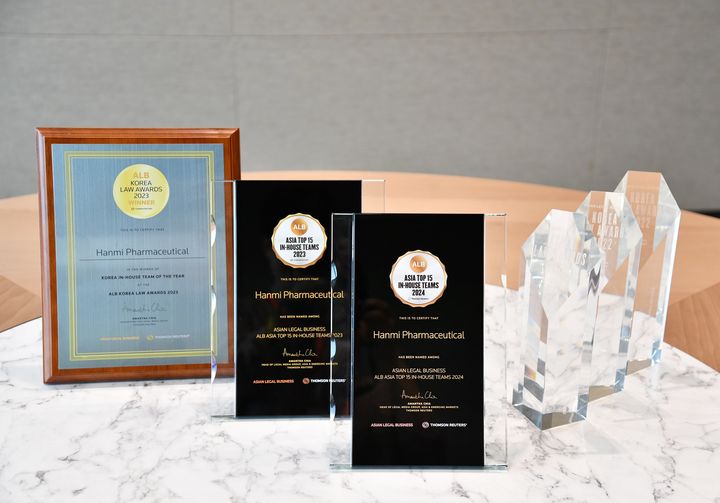 [서울=뉴시스] 한미약품 법무팀 수상 상패들. 왼쪽부터 2023 대한민국 올해의 법무팀, 2023 ‘아시아에서 가장 우수한 사내 법무팀 TOP 15, 2024 ‘아시아에서 가장 우수한 사내 법무팀 TOP 15, 2023 대한민국 올해의 법무팀, 2022 올해의 혁신 법무팀, 2022 올해의 ESG 분야 법무팀 (사진=한미약품 제공) 2024.07.16. photo@newsis.com *재판매 및 DB 금지