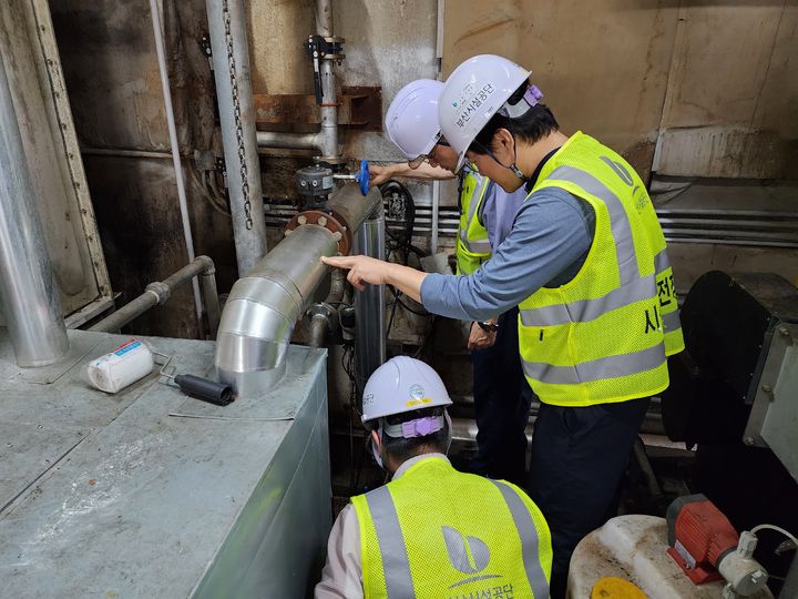 [부산=뉴시스] 배수펌프 점검 *재판매 및 DB 금지