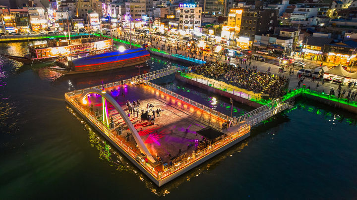 [통영=뉴시스] 통영시는 21일 오후 7시30분부터 강구안 해상무대에서 '투나잇 통영! 즐거울 락' 마지막 공연을 연다. 강구안 해상무대 전경. (사진=통영시 제공) 2024.07.16. photo@newsis.com *재판매 및 DB 금지