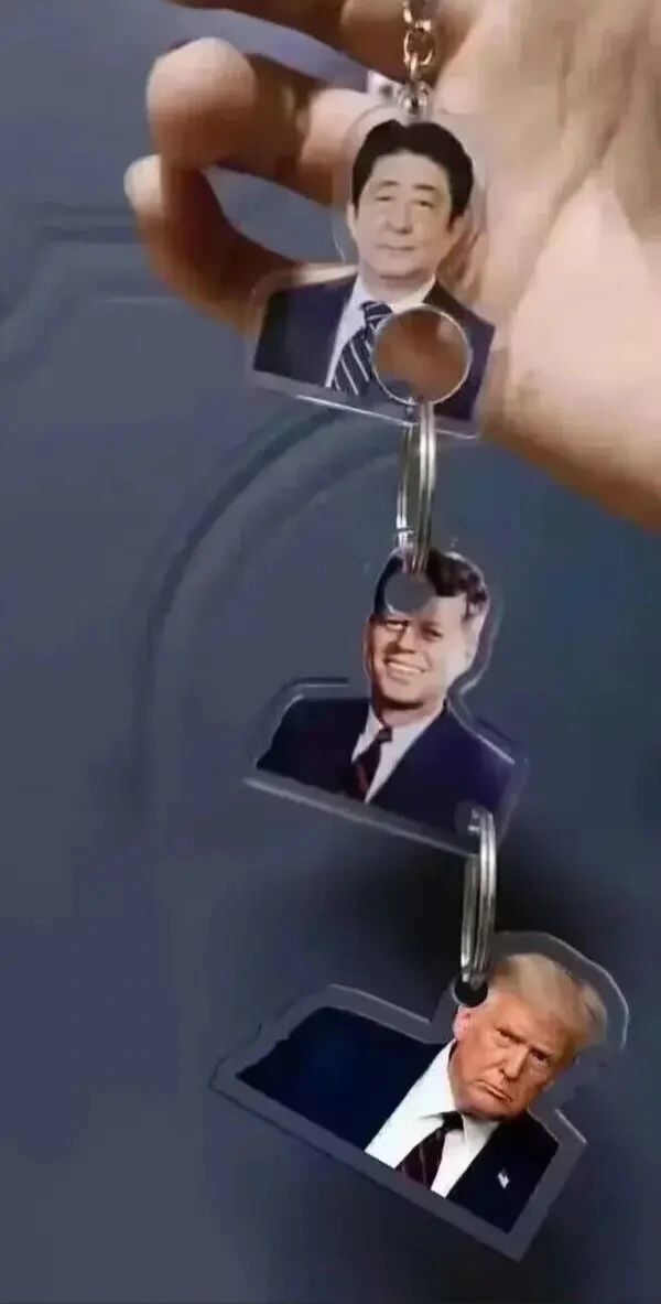 [서울=뉴시스] 도널드 트럼프 전 미국 대통령 총기 피습 사건 이후 온라인상에서 이를 패러디한 '밈'이 쏟아져 나오고 있다. (사진=온라인 커뮤니티 갈무리) *재판매 및 DB 금지